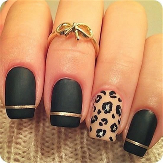 A matte manicure with a dark green color and a golden line, sub-minutes become exquisite, with a small pattern of the same color, simple and fun.